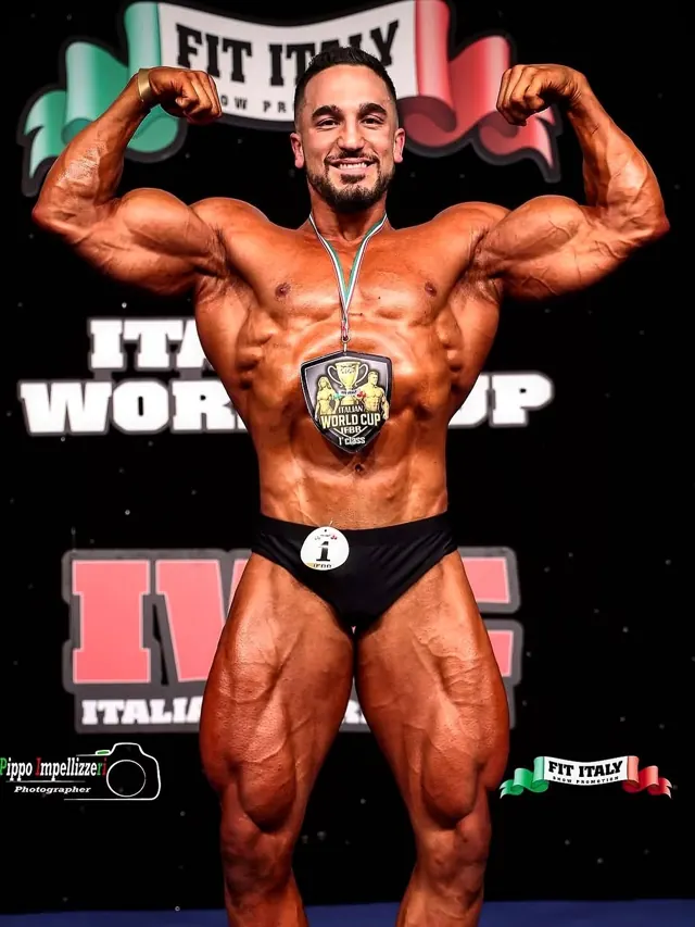 Pietro Salerno in doppio bicipite frontale con medaglia